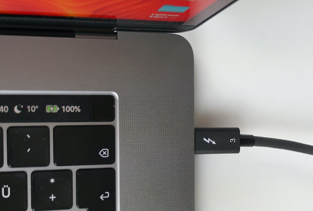 BenQ PD3220U am MacBook Pro mit USB-C Thunderbolt 3 angeschlossen